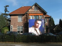 De villa van 538 werd versiert met een hele grote poster