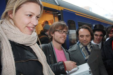 Annemieke, Giel en Gerard komen aan op Groningen Centraal