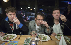 De drie dj's eten voor het laatst in Leiden