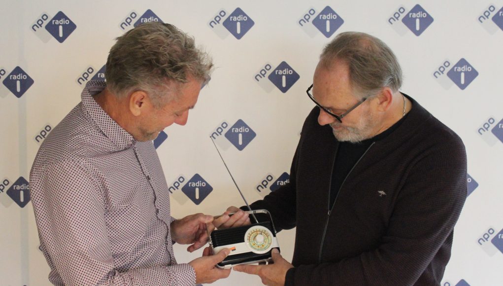 Hans van Raaij en Laurens Borst met de RadioFreak Award voor Beste vormgeving NPO Radio 1