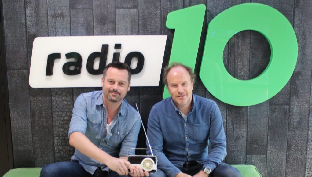 Ronald Snoeijer en Dennis Kuzee van Radio 10 met de RadioFreak Award